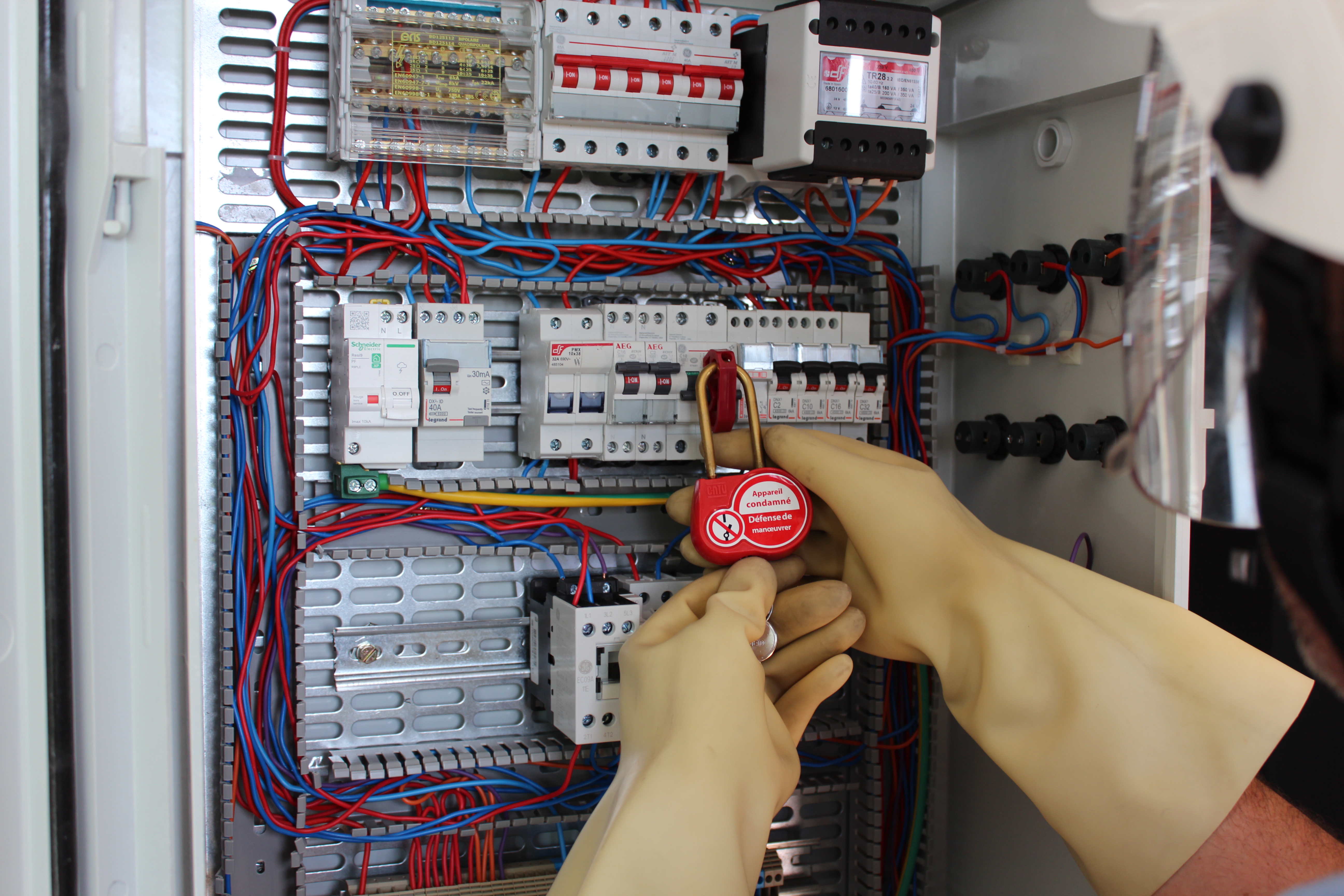 Habilitation électrique BS BE Manœuvre (non-électriciens)
